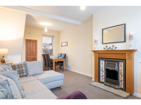 Fibre Broadband and FREE Street Parking, Sleeps 5